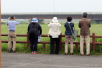 妙岐ノ鼻草原の野鳥を観察する参加者