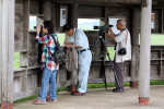 妙岐ノ鼻野鳥観察小屋から野鳥の観察をする参加者