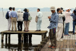 霞ヶ浦湖畔の水鳥等を観察する参加者
